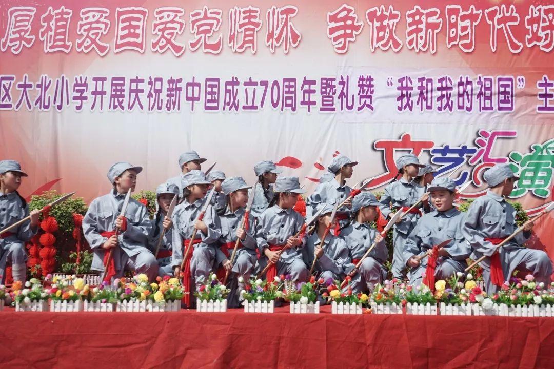 铁笼中的小鹿逃脱